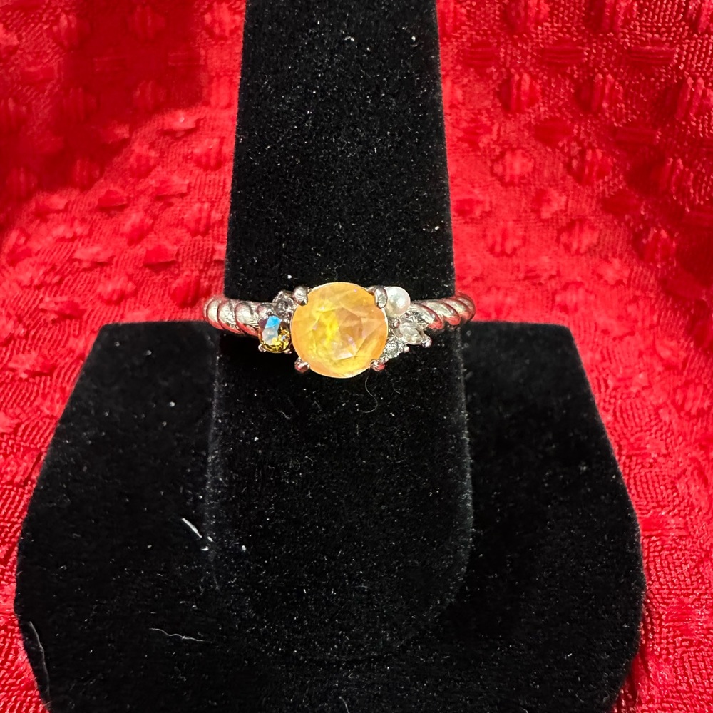 Costume Jewelry Ring. Size 9.